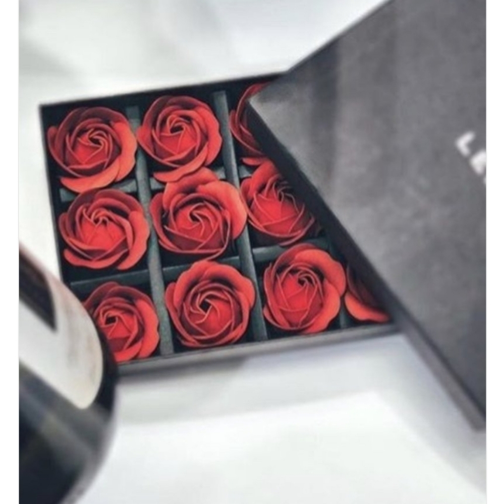 New LELO bath soap roses/petals
